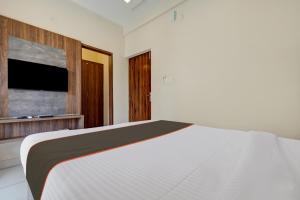 GYPSY HOTEL CUSAT客房内的一张或多张床位