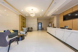 an office lobby with a reception desk and chairs at City Comfort Inn Kunming Dashuying Yejin Hospital Wangdaqiao in Kunming