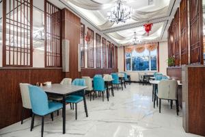 a dining room with tables and blue chairs at Borrman Hotel Changzhi Medical College Wulong Campus High-speed Railway South Station in Changzhi
