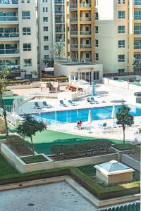 uma vista superior de uma piscina num resort em Cozy Studio with Balcony in The Greens em Dubai