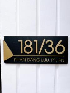 Un panneau noir et or qui dit plan slam danse lpupupuccess dans l'établissement Alley Homestay Sai Gon, à Hô-Chi-Minh-Ville