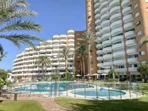 una piscina frente a un gran edificio de apartamentos en Sea views Apartment in Marbesa, en Marbella