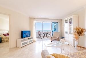 sala de estar con vistas al océano en Sea views Apartment in Marbesa, en Marbella