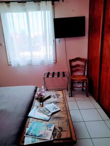 ein Wohnzimmer mit Tisch und Fernseher in der Unterkunft La P'tite Etape in Talmont