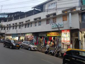 HOTEL SERENE في شيلونغ: شارع فيه سيارات تقف امام مبنى