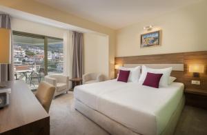 Postel nebo postele na pokoji v ubytování Hotel Park Makarska