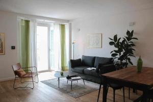 Posezení v ubytování Waterfront balcony I Grani 1 Resort Style Suite