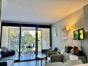 Posedenie v ubytovaní CANNES Appartement Duplex Piscine VUE Mer WIFI PARKING CLIM