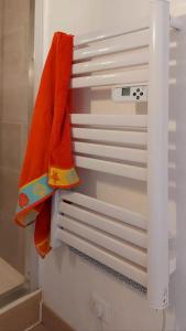 einen weißen Kühlschrank mit einem orangenen Handtuch drauf in der Unterkunft Cosy Zenith Purpan in Toulouse