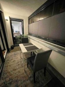 Una habitación con una mesa y sillas y una ventana. en Apartment St Johannis, en Núremberg 5 fotos más