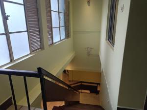 eine Treppe in einem Zimmer mit zwei Fenstern in der Unterkunft HOTEL SERENE in Shillong