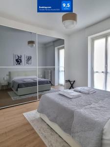 Un pat sau paturi într-o cameră la Claro Apartments - Prampolini 12