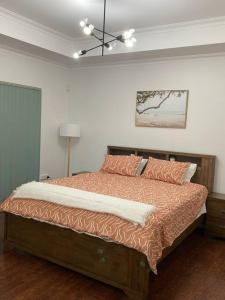 1 dormitorio con cama con sábanas de color naranja y techo en Falcon Estuary Escape en Wannanup
