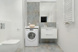 Ένα μπάνιο στο Spacious Apartment with Balcony by Rent like home