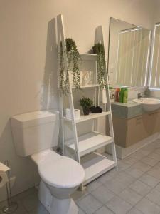 baño con aseo y estante con plantas en Falcon Estuary Escape en Wannanup