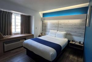 Een bed of bedden in een kamer bij Microtel Inn & Suites Tomah