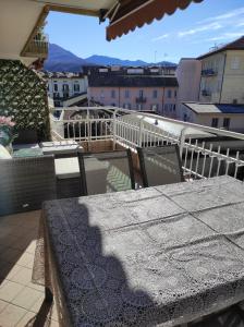 a table and chairs on a balcony with a view at Appartamento al Sereno in Luino