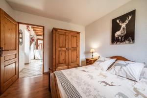 1 dormitorio con 1 cama y una foto de ciervo en la pared en Le Torrent des Lys en Samoëns