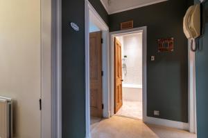 una porta aperta per una camera con pareti verdi di Fonthill Residence - SJA Stays - 1 Bed Apartment ad Aberdeen