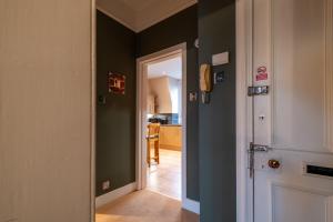 un corridoio con pareti verdi e una porta bianca di Fonthill Residence - SJA Stays - 1 Bed Apartment ad Aberdeen