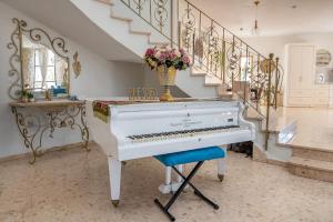 Fotografie z fotogalerie ubytování וילה ריש - וילה מהממת למשפחות עם בריכה מחוממת וג'קוזי v destinaci Yarka