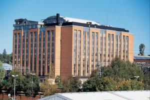 Un gran edificio de ladrillo con muchas ventanas. en Scandic Star Sollentuna, en Sollentuna