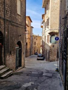 um beco com edifícios e um carro estacionado numa rua em Centro Storico Arte Relax em Perugia