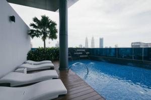 uma piscina no telhado de um edifício em NEW! Eaton Infinity SKY POOL KLCC view Pavilion em Kuala Lumpur
