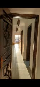 um corredor de uma casa com vista para um quarto em sea street hadaba em Sharm el Sheikh