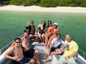 Un gruppo di persone seduti sul retro di una barca di Alunan Resort ALL INCLUSIVE a Isole Perhentian