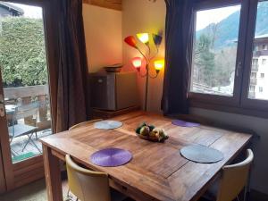 una mesa de madera con un bol de fruta. en Appartement La Suite Mont-Blanc en Chamonix-Mont-Blanc