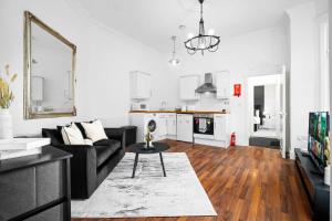 un soggiorno con divano e tavolo di Luxury Apartment - Parking - Wolverhampton 9PC a Wolverhampton