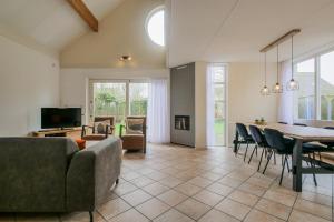 ein Wohnzimmer mit Sofa und Tisch in der Unterkunft Vakantiehuis Duyngroet - Landal park Ooghduyne Julianadorp aan Zee in Julianadorp