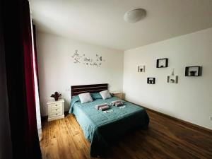 una camera con letto e copriletto verde di La casa verde a Beccacivetta