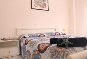 A bed or beds in a room at Cozy up in our cute apartment