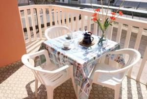 A balcony or terrace at Cozy up in our cute apartment Még 23 kép