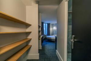 Le Parc 42 Saint-Etienne客房内的一张或多张床位