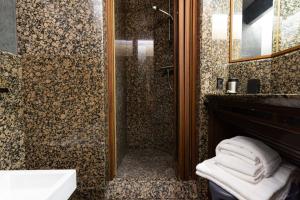 uma casa de banho com um chuveiro e um lavatório. em Nicchia em Verona