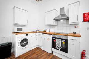 伍爾弗漢普頓的住宿－Luxury Apartment - Parking - Wolverhampton 9PC，白色的厨房配有洗衣机和烘干机