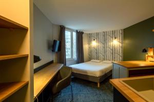 um quarto de hotel com uma cama e um lavatório em Le Parc 42 Saint-Etienne em Saint-Étienne