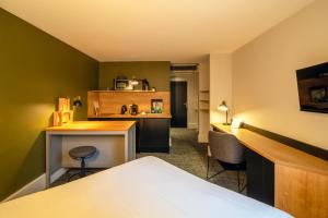 Le Parc 42 Saint-Etienne的厨房或小厨房