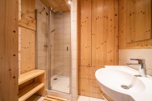 een badkamer met een wastafel en een douche bij Au soleil des coeurs - 6 pers in Morzine