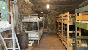מיטה או מיטות קומותיים בחדר ב-Albergue del Oso TierraLuz