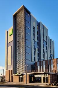 a tall black building with a sign on it at ibis Styles Arad in Arad