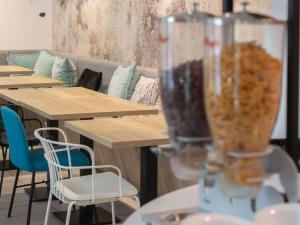 une rangée de tables avec des chaises et un mixeur dans l'établissement ibis budget Ciboure St-Jean-Luz, à Ciboure