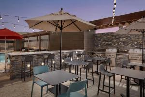 Home2 Suites By Hilton Las Cruces餐厅或其他用餐的地方