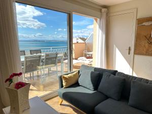 ロザスにあるAgi Solimar Aticoのリビングルーム(ソファ付)が備わり、海の景色を望めます。