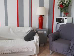 un soggiorno con divano e sedia di La Mandragola Garden a Berra