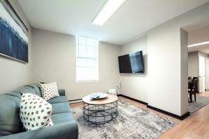 Seating area sa The Terrace at Park Place 2nd floor walk up -cozy 2 bedroom fast WiFi free coffee