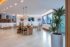 uma sala de estar com uma mesa e uma sala de jantar em Hotel Hara Ilios Village em Gouves